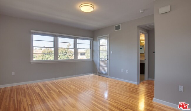 property at 1440 Elkgrove Cir