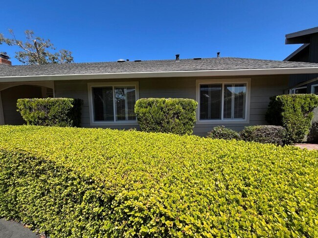 2066 Touraine Ln in Half Moon Bay, CA - Building Photo - Building Photo