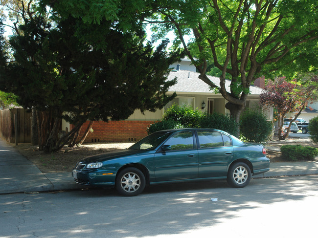 669 Begonia Way in Sunnyvale, CA - Building Photo - Building Photo