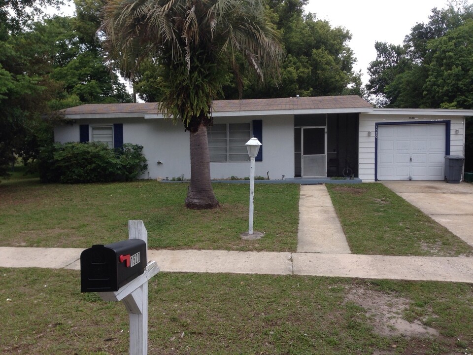 1520 Flagami Terrace in Deltona, FL - Foto de edificio