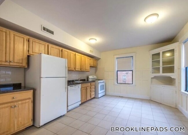 26 Hamilton Rd, Unit 1 in Brookline, MA - Foto de edificio - Building Photo