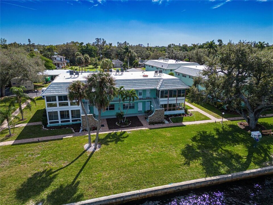 3225 E Riverside Dr in Ft. Myers, FL - Foto de edificio