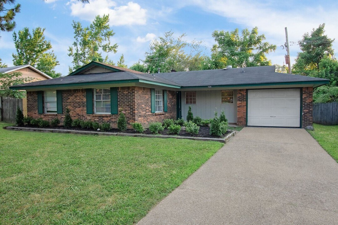 7335 Vinson Cove in Horn Lake, MS - Building Photo