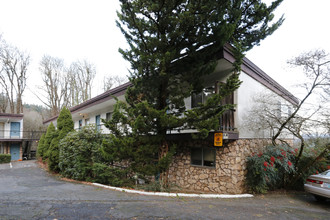 Town & Country Apartments in Portland, OR - Foto de edificio - Building Photo