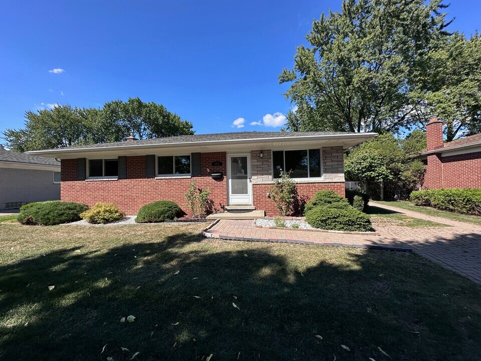 2843 Teasdale Dr in Troy, MI - Building Photo