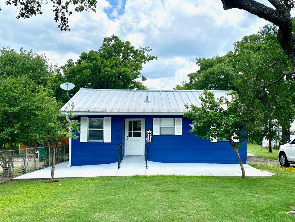 689 Beaver in Tow, TX - Building Photo