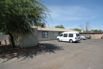 222 W Roger Rd in Tucson, AZ - Foto de edificio - Building Photo