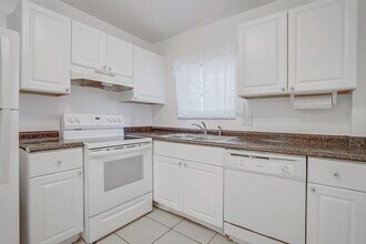 200 Waterway Dr S in Lantana, FL - Building Photo - Building Photo