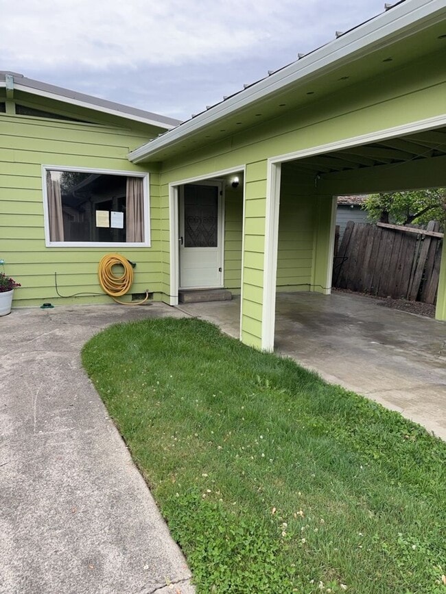 1110-1112 W 8th St in Medford, OR - Building Photo - Building Photo