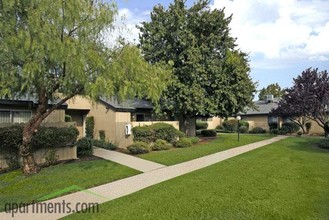 Maple Leaf Apartments in Fresno, CA - Building Photo - Building Photo