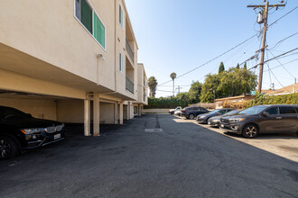 6325 8th Ave in Los Angeles, CA - Foto de edificio - Building Photo