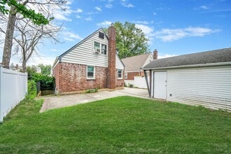 133 Andrews Rd in Mineola, NY - Building Photo - Building Photo