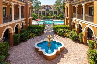 Magnolia Carillon in St. Petersburg, FL - Foto de edificio - Building Photo