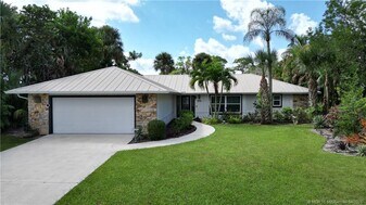 323 SW Ridge Ln in Stuart, FL - Building Photo