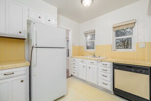 430 S Oakhurst Dr in Beverly Hills, CA - Building Photo