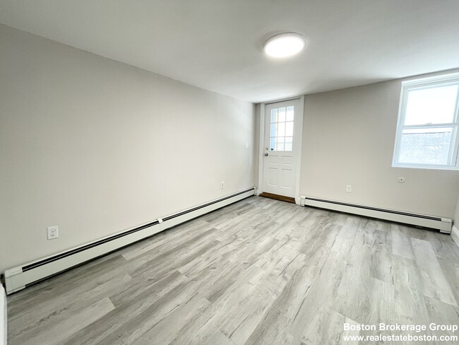 174 Bolton St, Unit 1 in Boston, MA - Building Photo - Building Photo