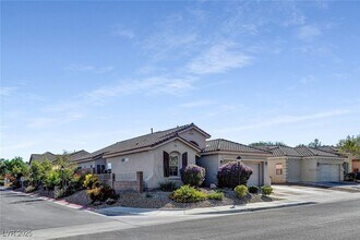 8325 Jo Marcy Dr in Las Vegas, NV - Foto de edificio - Building Photo