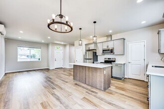 2749 Callahan Dr in Bremerton, WA - Building Photo - Building Photo