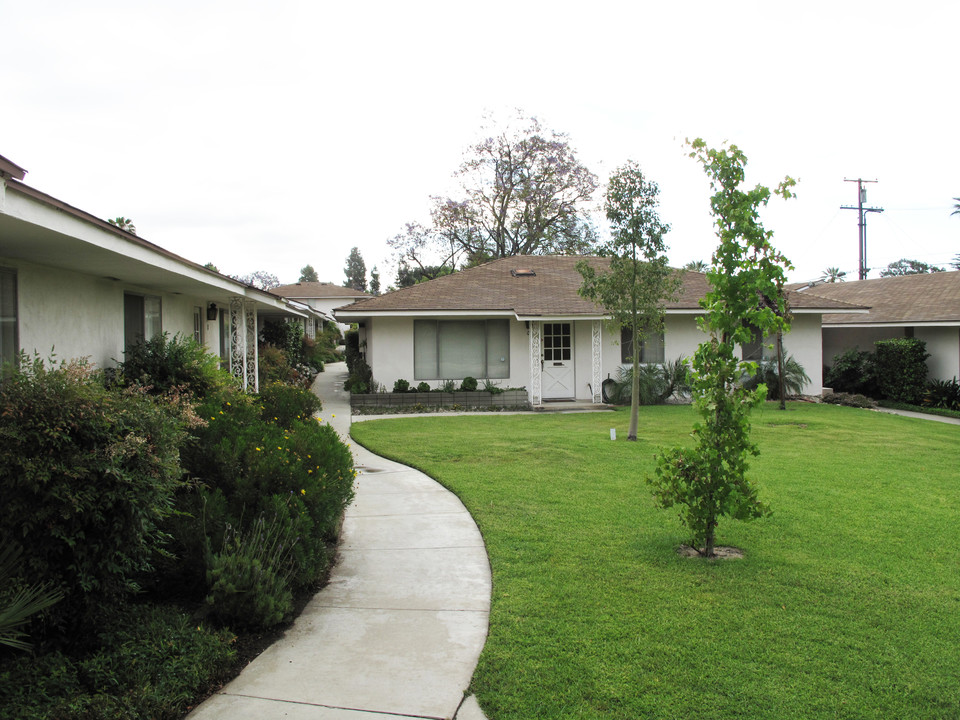 Oakwood Apartments in Claremont, CA - Building Photo