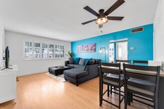 1821 NE 62nd St in Fort Lauderdale, FL - Foto de edificio - Building Photo