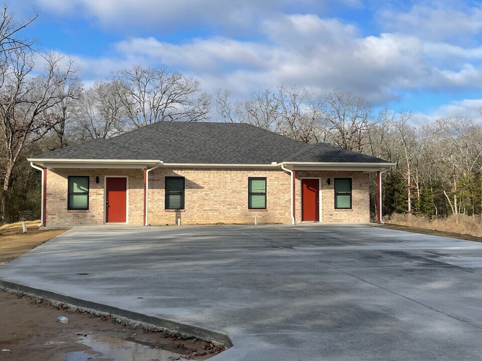 260-262 Chisholm Trail in Reno, TX - Building Photo