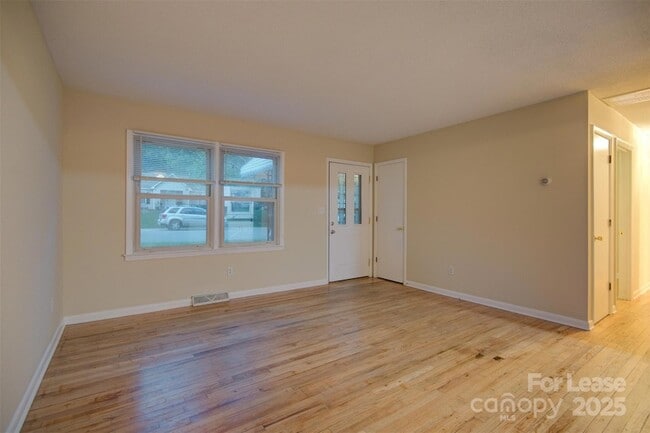 421 E McLelland Ave in Mooresville, NC - Building Photo - Building Photo