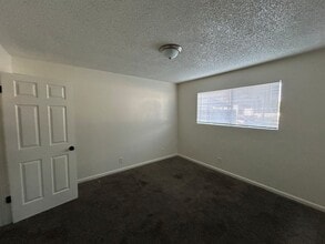 1215-1237 Minnewawa Ave in Clovis, CA - Foto de edificio - Building Photo