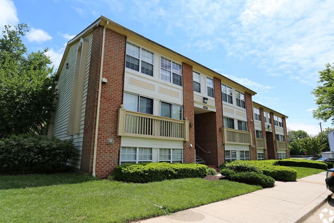 Montgomery Club Apartments* in Gaithersburg, MD - Building Photo