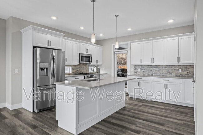 2580 Crown Crest Dr in West Kelowna, BC - Building Photo - Building Photo