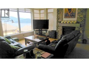 8680 Seascape Dr in West Vancouver, BC - Building Photo - Building Photo