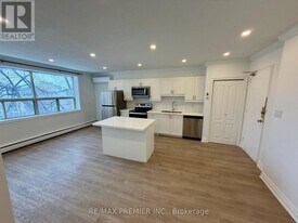 112 St Joseph's Dr in Hamilton, ON - Building Photo