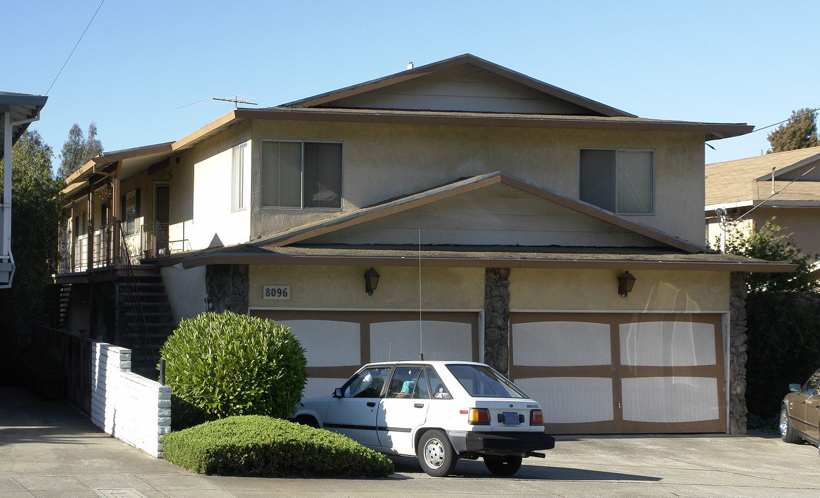 8096 Greenridge Dr in Oakland, CA - Building Photo