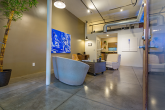 827 Pine Ave in Long Beach, CA - Building Photo - Building Photo