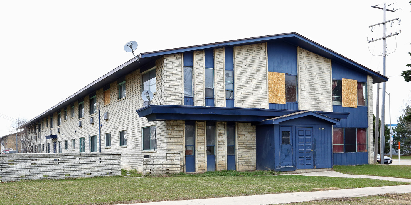 Stoneridge Apartments in Racine, WI - Building Photo