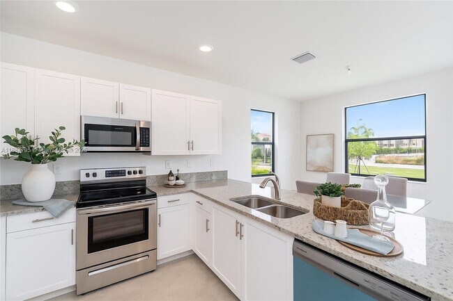 244 NE 210th Way in North Miami Beach, FL - Building Photo - Building Photo