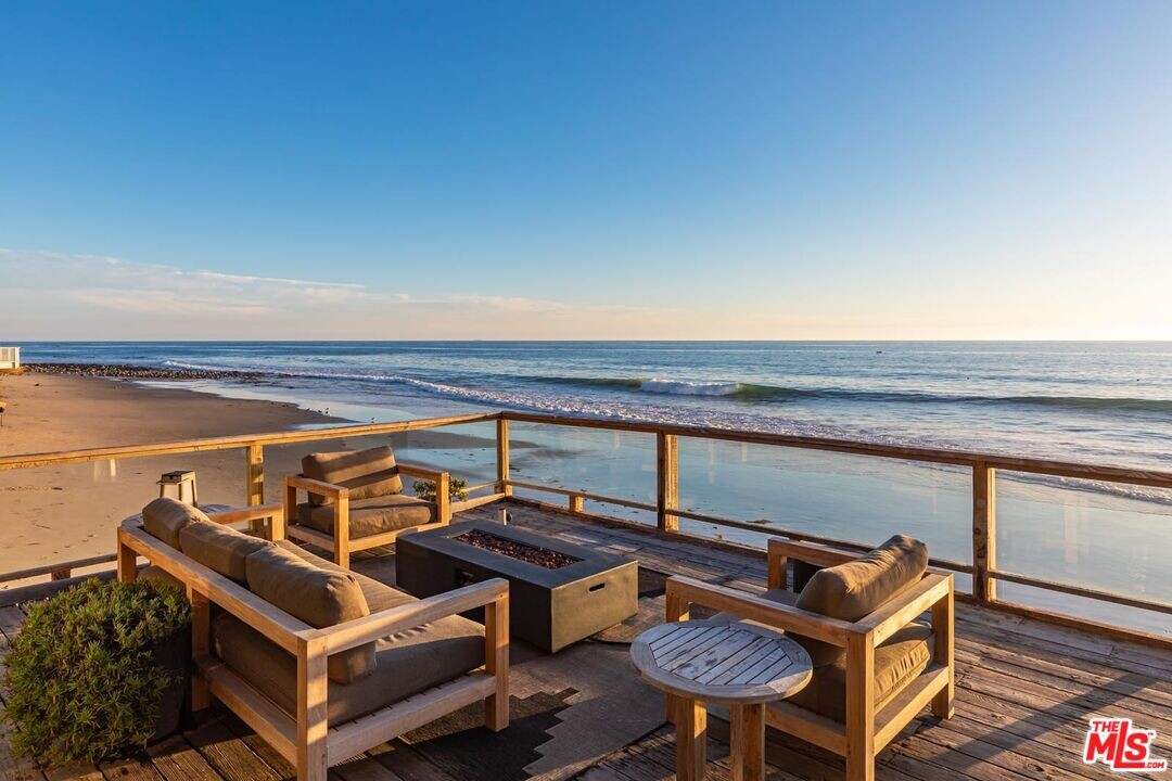 42602 Pacific Coast Hwy in Malibu, CA - Building Photo