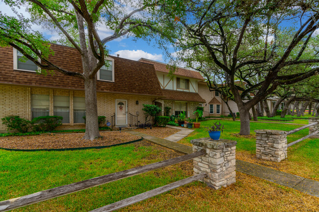 6106 Vance Jackson Rd in San Antonio, TX - Foto de edificio - Building Photo