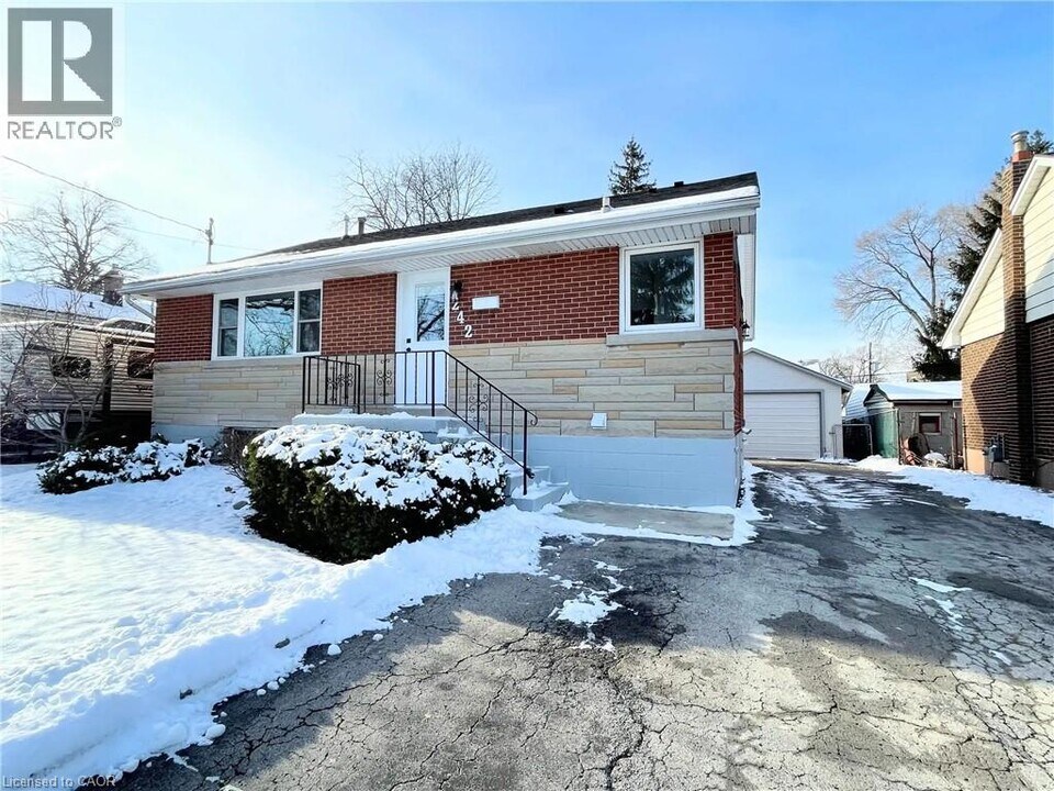 242 W 17th St in Hamilton, ON - Building Photo