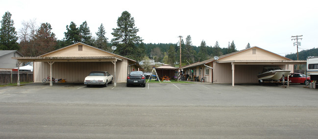 407-417 W 1st Ave in Sutherlin, OR - Foto de edificio - Building Photo