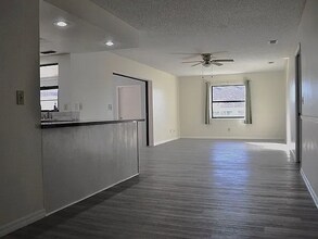 721 Elkhorn Rd in Sun City Center, FL - Foto de edificio - Building Photo