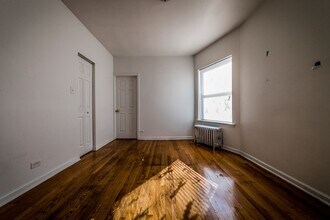 8141 S Kingston Ave Chicago, IL 60617 in Chicago, IL - Building Photo - Building Photo