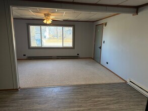107 N Park Ave Dr, Unit Apt 1 in New Sharon, IA - Building Photo - Building Photo