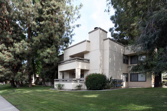 Creekside Apartment Homes in Bakersfield, CA - Building Photo - Building Photo