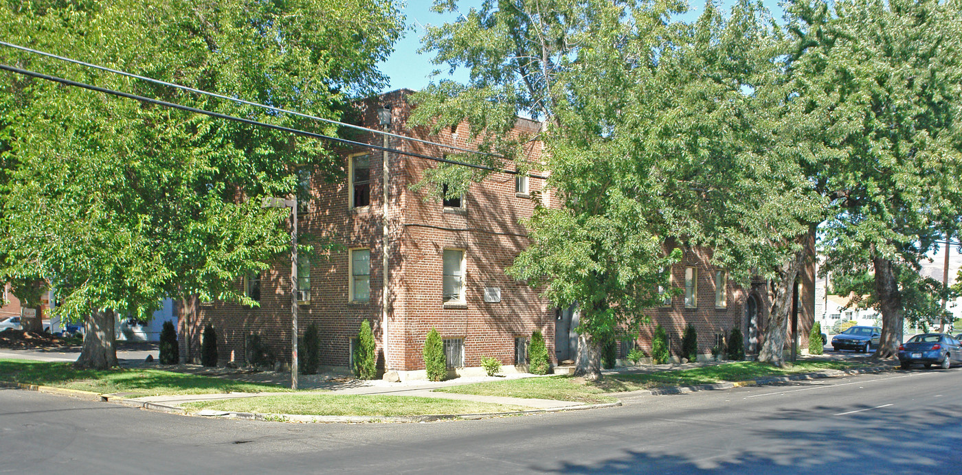 Maddux Manor in Yakima, WA - Building Photo