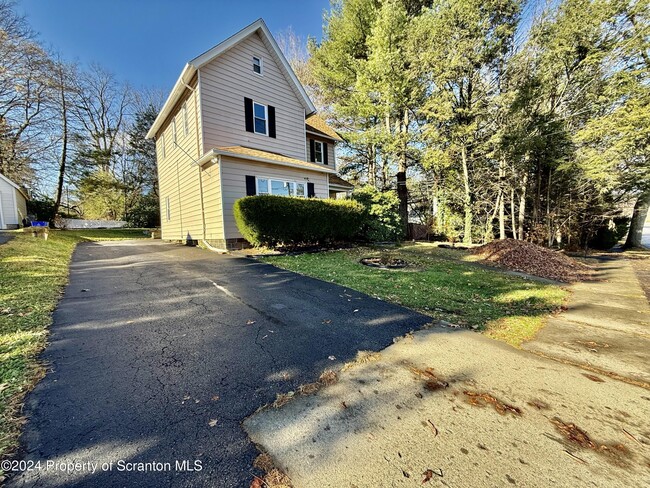 332 Bedford St in Clarks Summit, PA - Foto de edificio - Building Photo