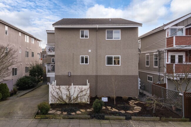 2423 NW 58th St in Seattle, WA - Foto de edificio - Building Photo
