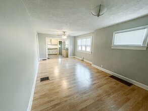 2230 Woodlawn Ave in Indianapolis, IN - Foto de edificio - Building Photo