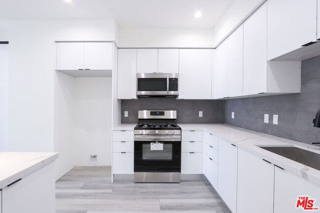 11800 Courtleigh Dr in Los Angeles, CA - Foto de edificio - Building Photo