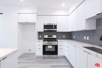 11800 Courtleigh Dr in Los Angeles, CA - Building Photo - Building Photo