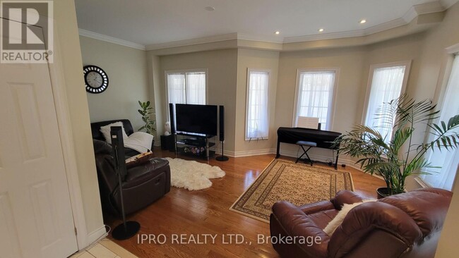 70 Ochalski Rd in Aurora, ON - Building Photo - Building Photo